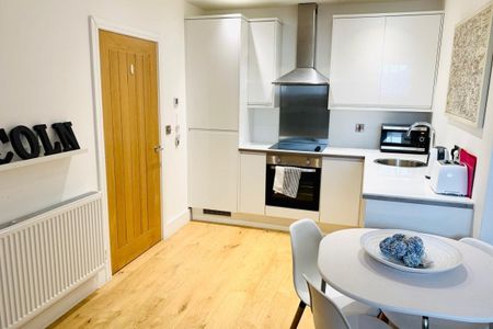 High Street - Photo 4