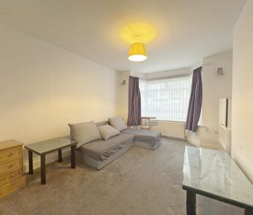 UB6, Greenford - Photo 2