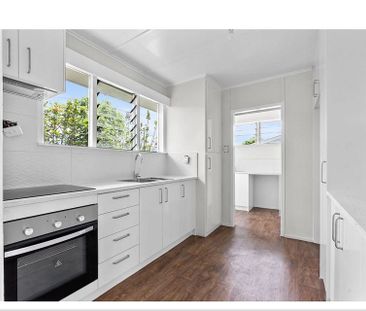 Newly renovated ready for a new tenant - Photo 6