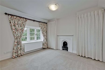 A delightful three bedroom detached character cottage located on the outskirts of a rural estate. - Photo 2