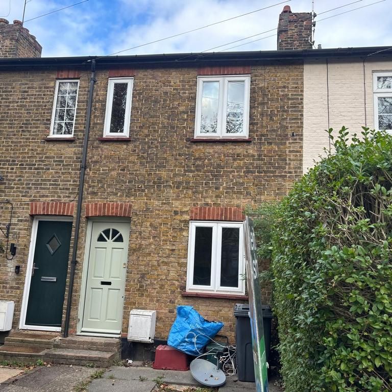 2 bedroom terraced house to rent - Photo 2