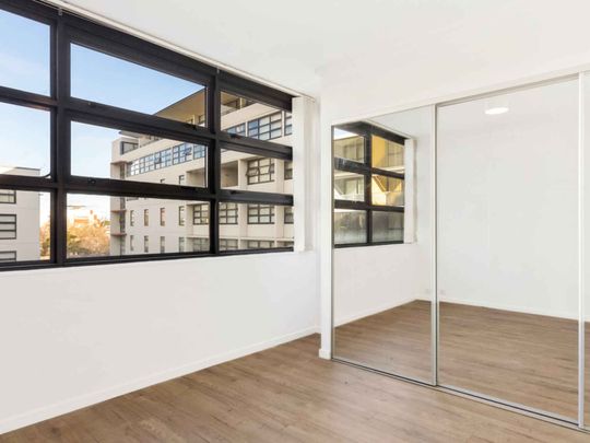 Spacious North Facing 1 Bedroom with Parking - Photo 1
