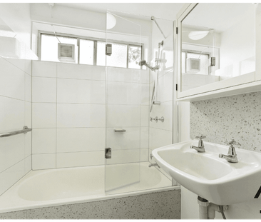 Neat and spacious apartment in Alphington. - Photo 3