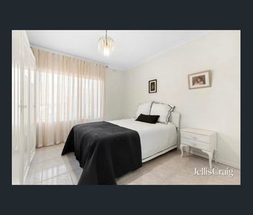 Character Filled Family Home - 6 months lease only - Photo 5