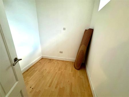 3 Bedroom House - Mid Terrace for Rent - Photo 3