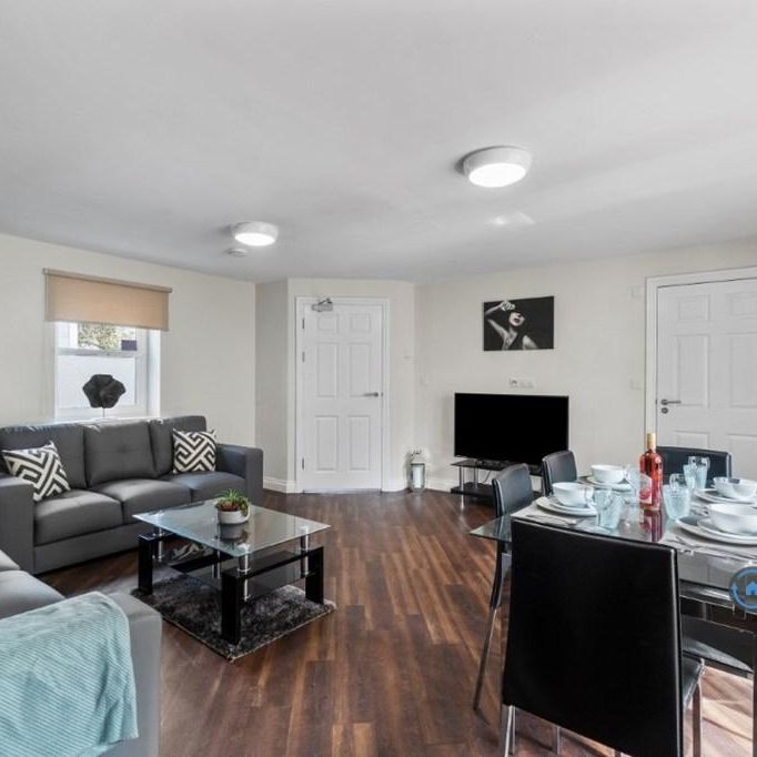 8 bedroom terraced house to rent - Photo 1