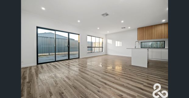 Brand Spanking New! - Photo 1