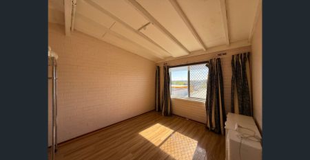 One bedroom UNFURNISHED unit in excellent location - Photo 2