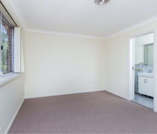 Three Bedroom Townhome - Walk To Shops & Schools - Photo 6