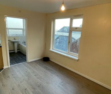 2 Bedroom Flat for rent on the High Street, Dudley DY1 - Photo 2