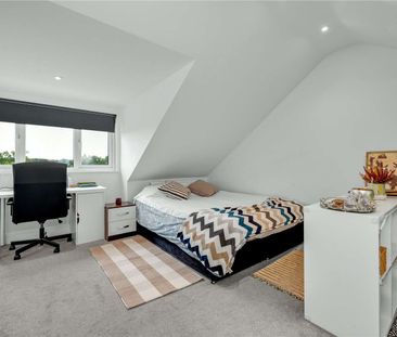 Modern three bedroom home situated within close proximity to Esher,... - Photo 5