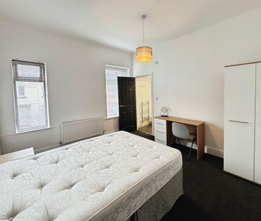 1 bedroom in a house share to rent - Photo 2