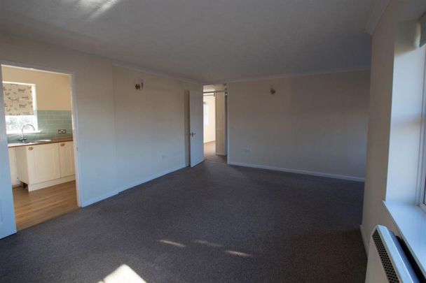 LEOMINSTER - Photo 1