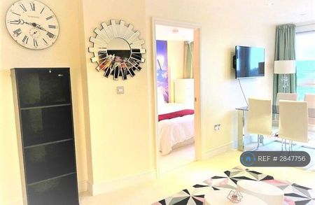 2 bedroom flat to rent - Photo 2