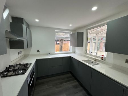 4 bedroom detached house to rent - Photo 2