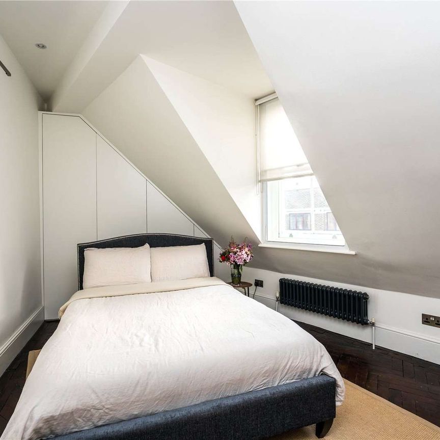 An immaculately presented, recently refurbished two bedroom two bathroom duplex penthouse apartment in this highly sought after development with Grade II listed status. - Photo 1