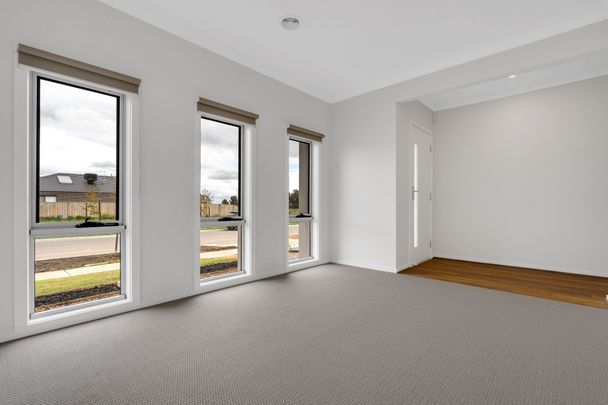 Stunning Family Home in Beveridge! - Photo 1