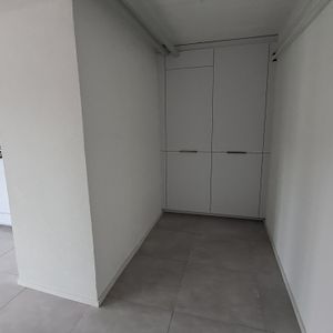 Appartement 2,5 pièces dans immeuble récemment rénové - Photo 2