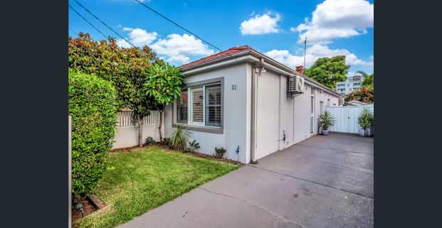 Character Semi with a Fresh & Easy-Care Style - Photo 1