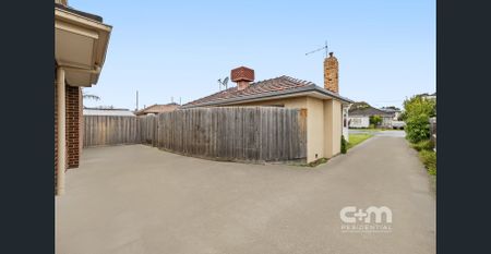 Street-Facing Single-Level Home - Photo 2