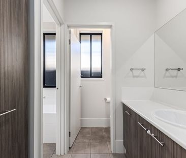 Modern 4‑Bedroom Family Home in a Sought‑After Location - Photo 5