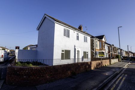 3 bed house to rent in Columbia Road, Bournemouth, BH10 - Photo 5