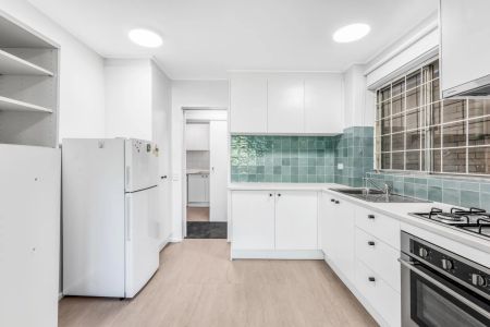 Freshly Updated North Melbourne Apartment – Inspection a Must - Photo 2