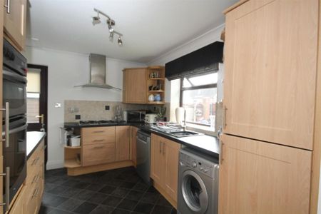 3 bedroom semi-detached house to rent - Photo 5