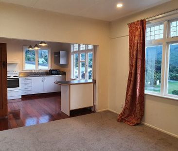 Sunny 2 bed flat, private deck and patio - Photo 6