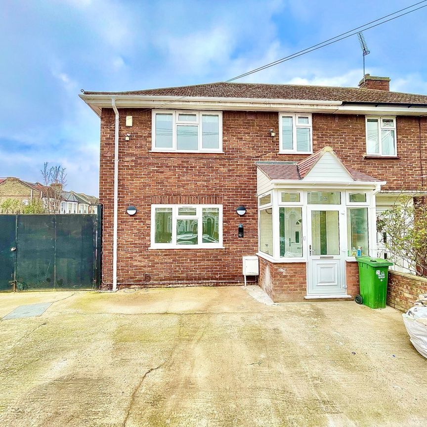 Radlix Road, Leyton E10, London - Photo 1