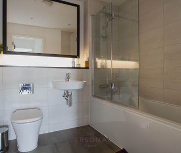 Aurora House Ceres Cresant Epsom Surrey, Epsom - Photo 6