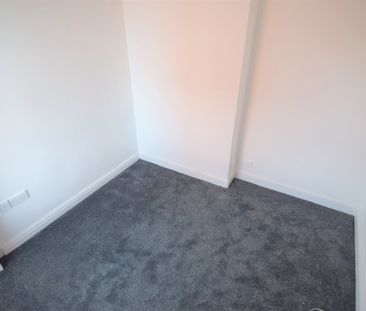 To Let 1 Bed Flat - Photo 2