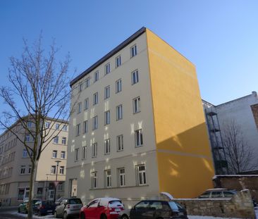 Renoviert mit Balkon und großem Wohnzimmer im Dachgeschoss - Photo 1