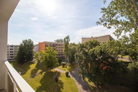 Helle Familienwohnung mit 68 qm + Loggia + PkW- Stellplatz!!! - Photo 3