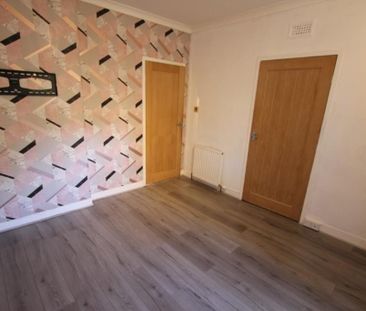 3 bedroom flat to rent - Photo 4