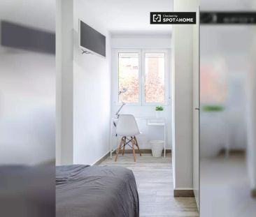 Double bed in Room in a shared 5-bedroom apartment for rent in Ciut... - Photo 6