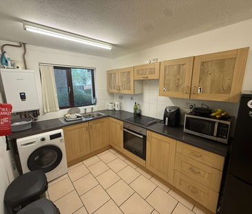 Double room, close to Alexandra Hospital. Bills included! Room 3 - Photo 1