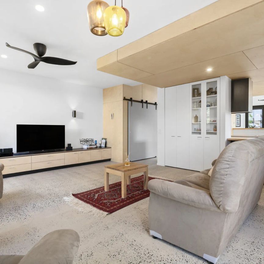 Six Degrees, Sustainable, Stylish - Photo 1