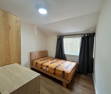 Room in a Shared House, Meadowside, SE9 - Photo 3