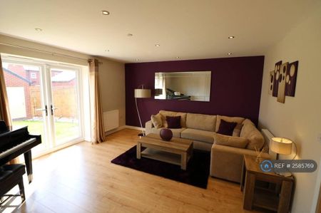4 bedroom semi-detached house to rent - Photo 3