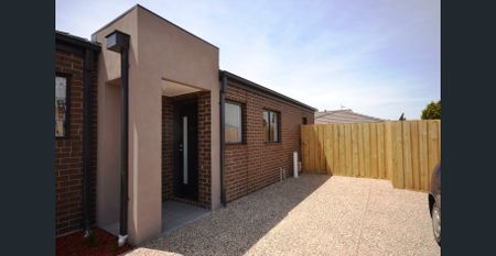 Spacious and light filled living - Photo 3