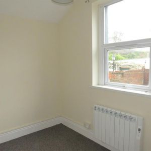 1 bedroom Flat To Let - Photo 2