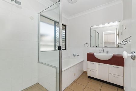 Family Home in Kirwan! - Photo 4