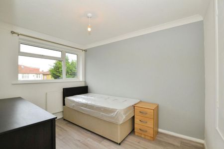 Chichester Way, Feltham, TW14 0DF - Photo 3