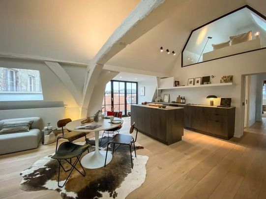 Kamer op de zolder van een gerenoveerde luxe woning. - Foto 1