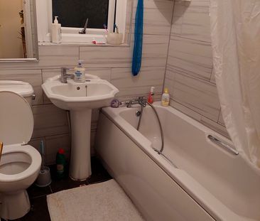 Room in a Shared House, Whiteway Street, M9 - Photo 4