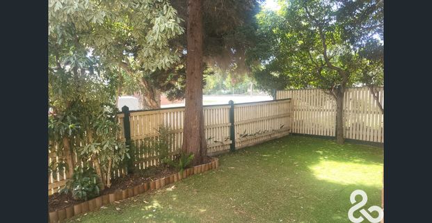 MODERN LIVING - Photo 1