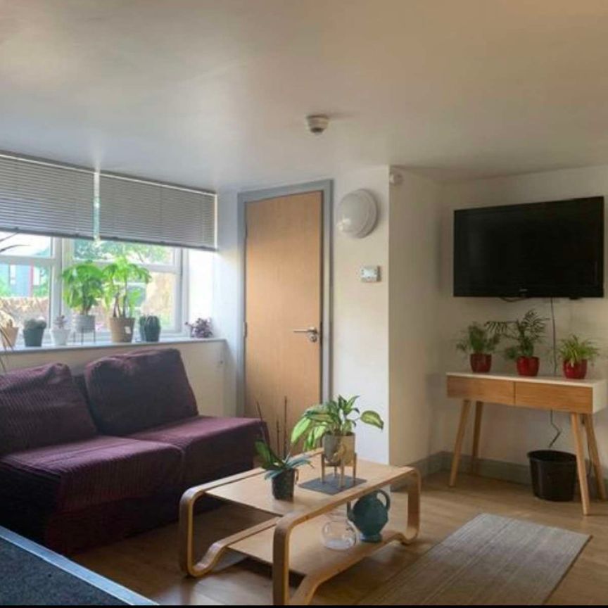 ✨ Private Ensuite : Close to Centre - Photo 1