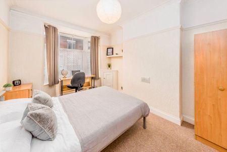 4 bedroom terraced house to rent - Photo 3