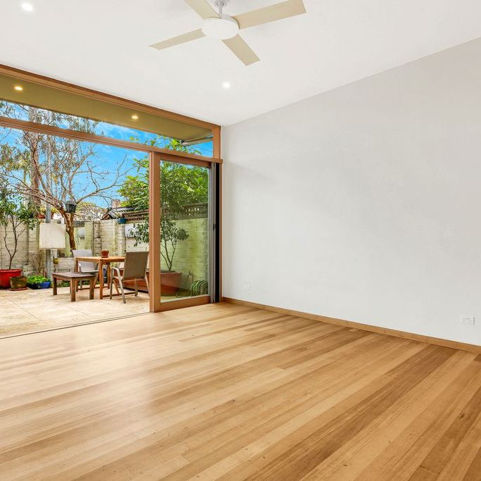 Luxuriously Designed, Tastefully Renovated, Stylish and Sun Kissed Executive Style Family Home in a Blue-Ribbon Location, Pet Friendly - Photo 1